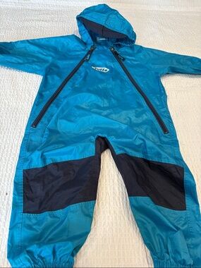 Tuffo Kids Waterproof Hooded Rainsuit - Teal & Navy
Size 2T